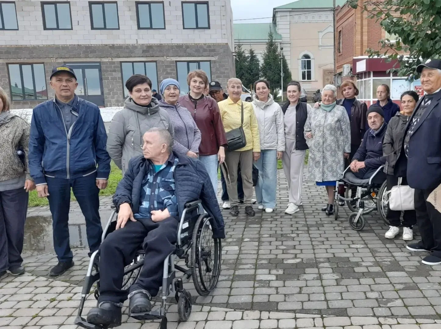 Радость и музыка: концерт в Молодёжном сквере подарил яркие эмоции жителям и сотрудникам дома‑интерн