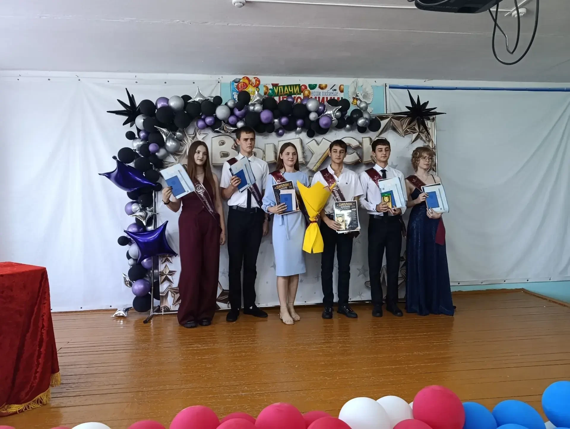 Вручение аттестатов выпускникам 11 класса🎉
27 июня в стенах нашей школы состоялось долгожданное соб