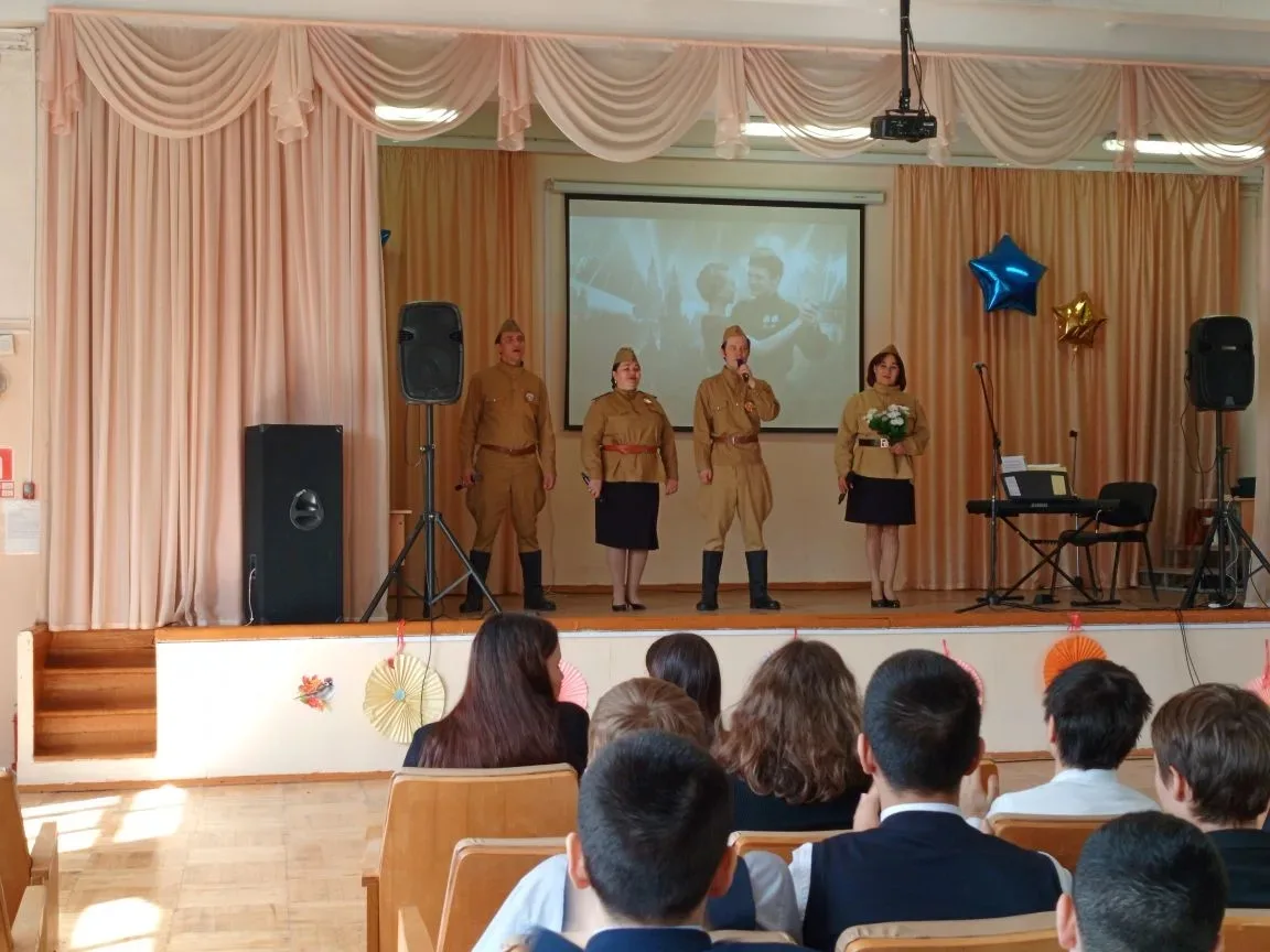 🎼🪗В преддверии 9 мая в нашей школе звучали песни Победы!  30 апреля для учеников и педагогов МАОУ Шк