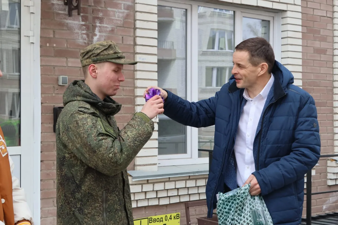 🗝 🇷🇺 Мэр Абакана Алексей Лемин вручил ключи от квартир двум сиротам - участникам специальной военной