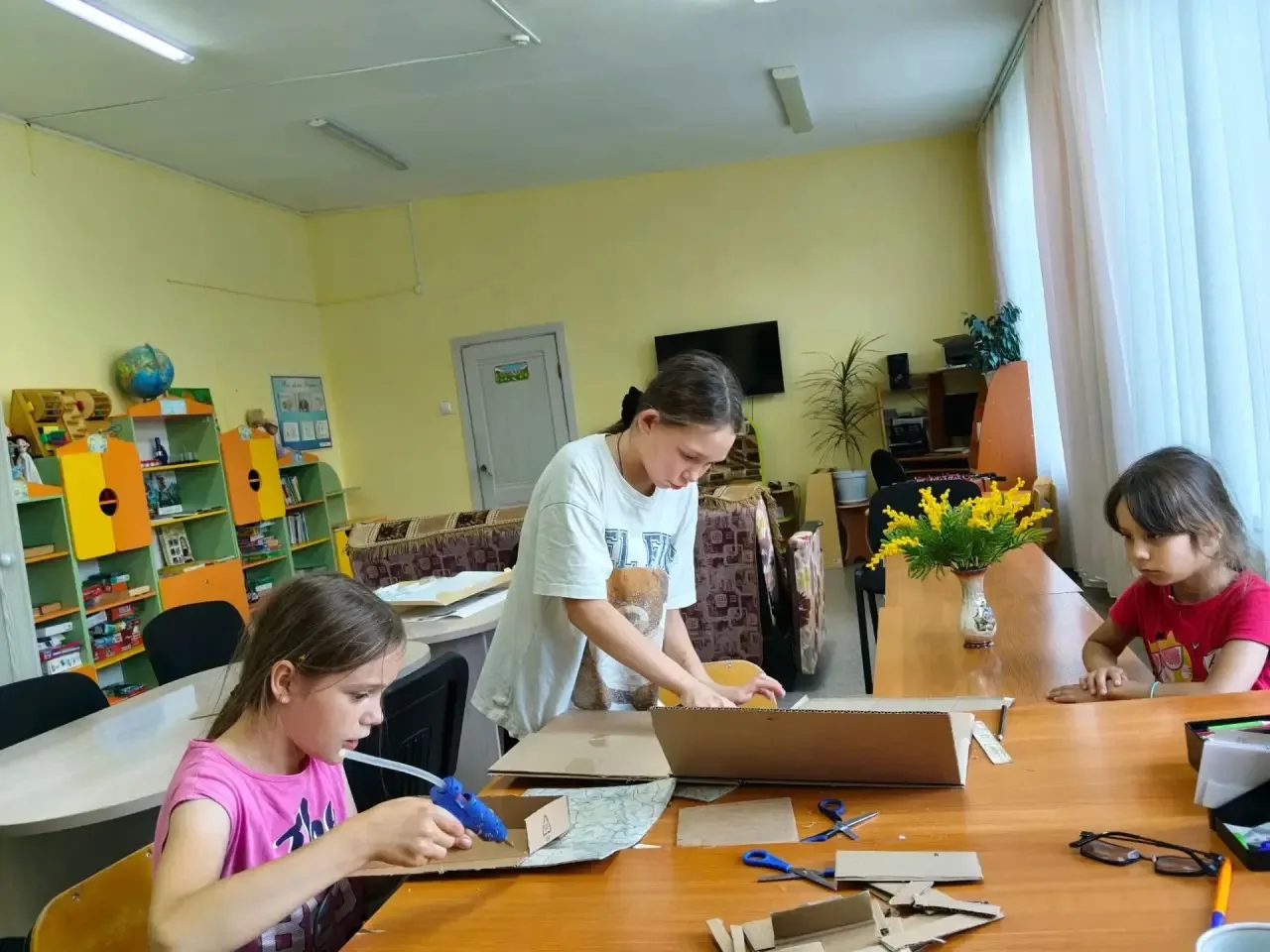 Мастер-класс по созданию фонаря прошел на одном дыхании: девочки с азартом превращали обычный картон