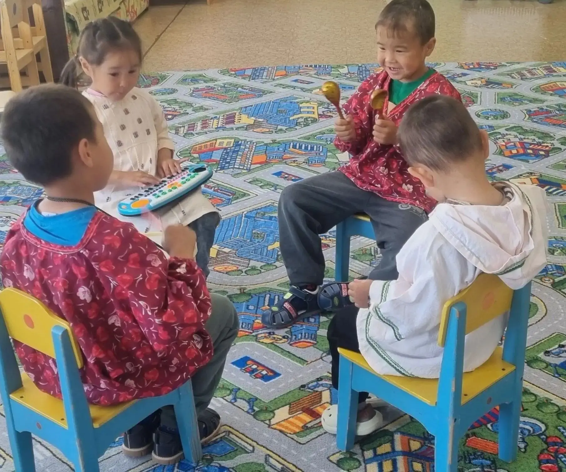 В честь празднования единого Дня фольклора в детском саду МБОУ «НШ-ДС с.Илирней» прошло занятие «Игр