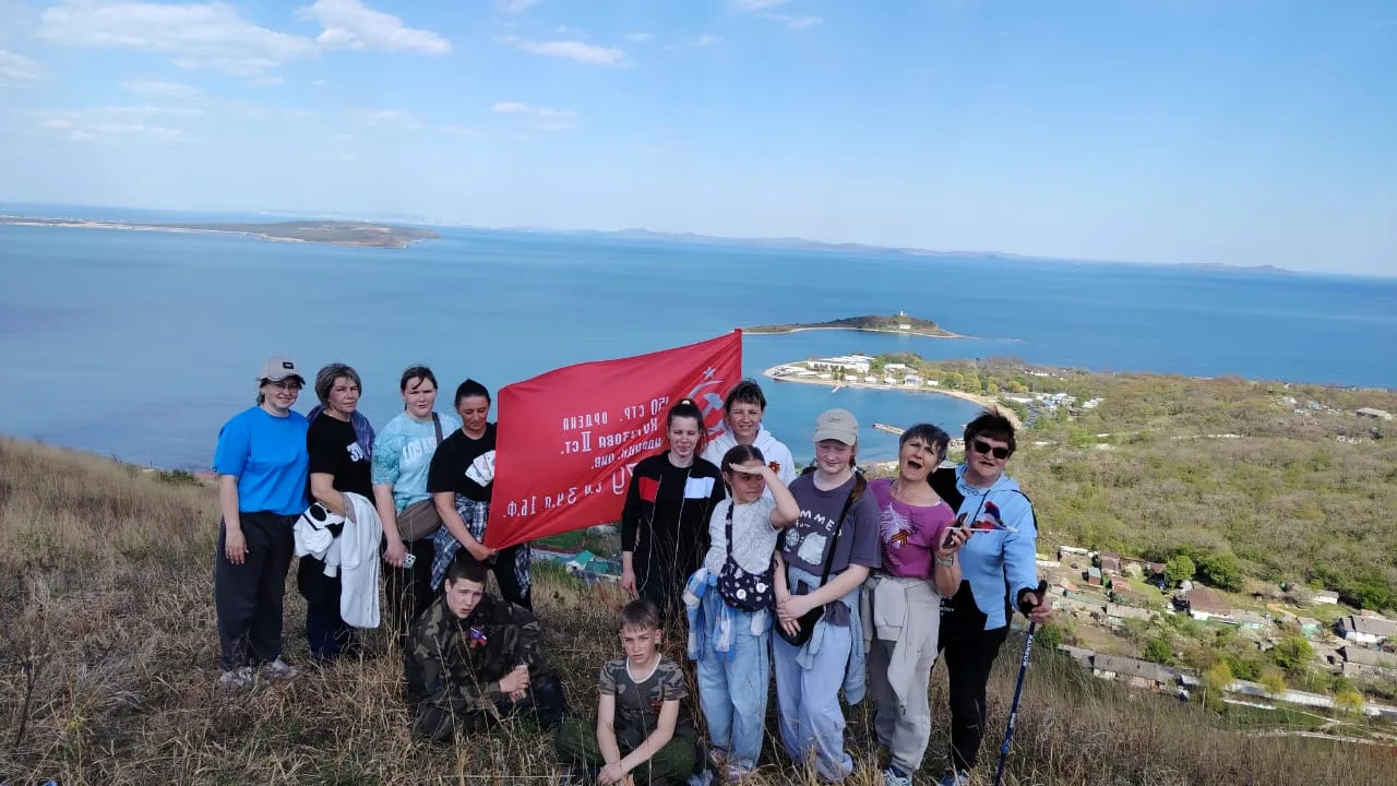 В Безверхово прошла ежегодная акция по восхождению на сопку.  🚩Здесь установили Знамя Победы!  ⭐В ак