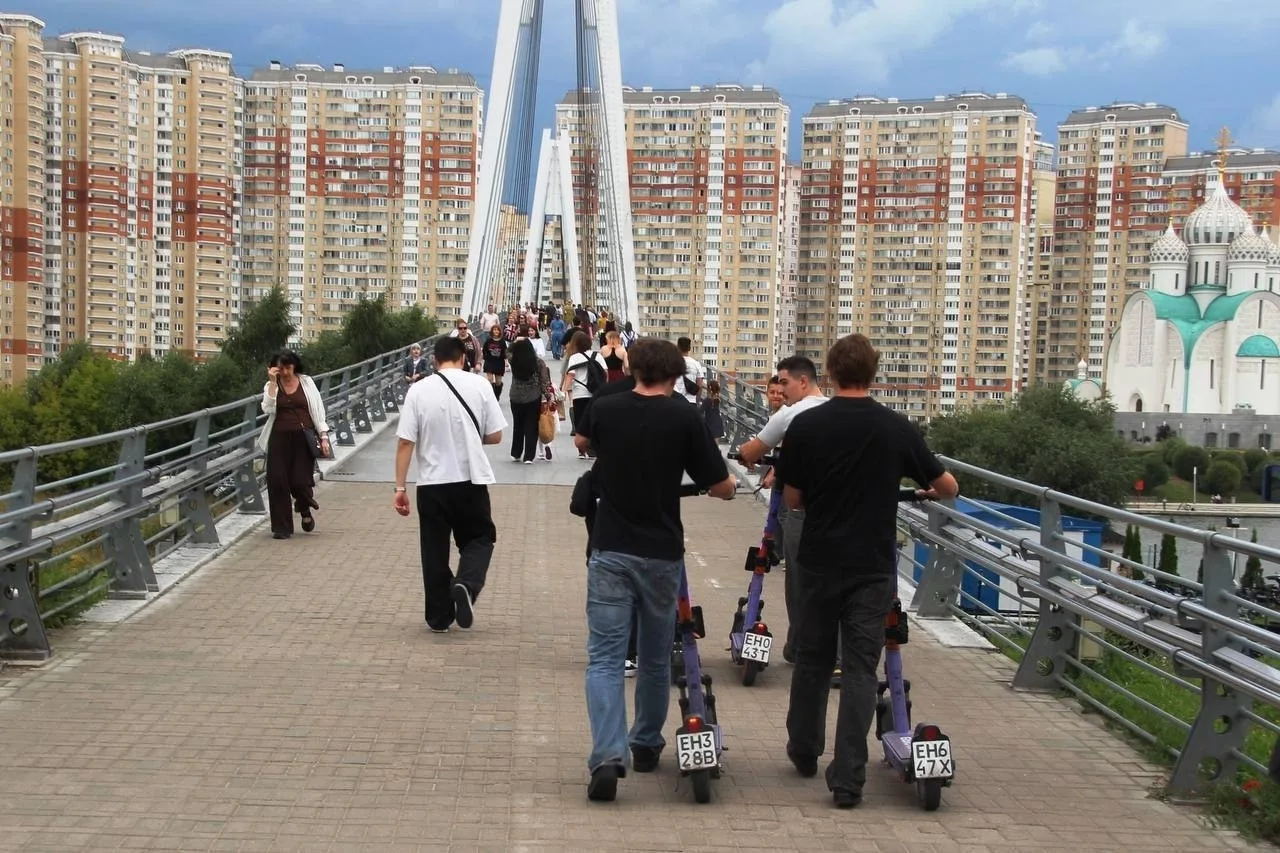 На пешеходном мосту через Москву-реку в Красногорске заработала система автоматического...