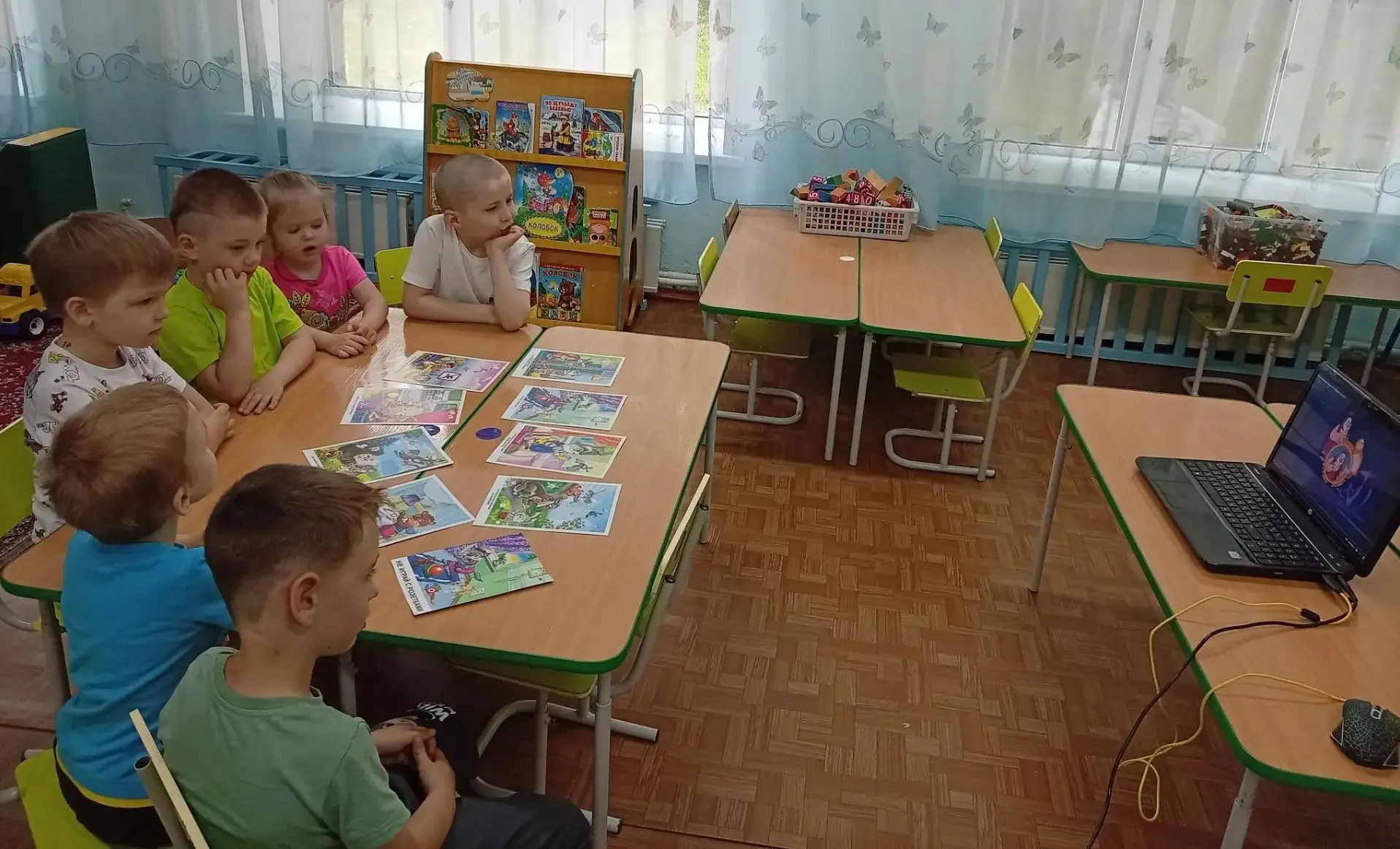 В рамках недели безопасности с воспитанниками группы компенсирующей направленности проведена беседа 