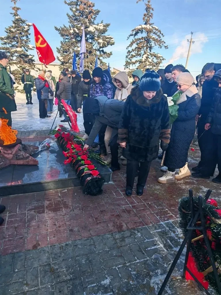 #СШ12_СталинградскаяБитва #СШ12_МыПатриоты #СШ12_ПомнимЧтимГордимся  🇷🇺Сегодня наши учащиеся  почтил