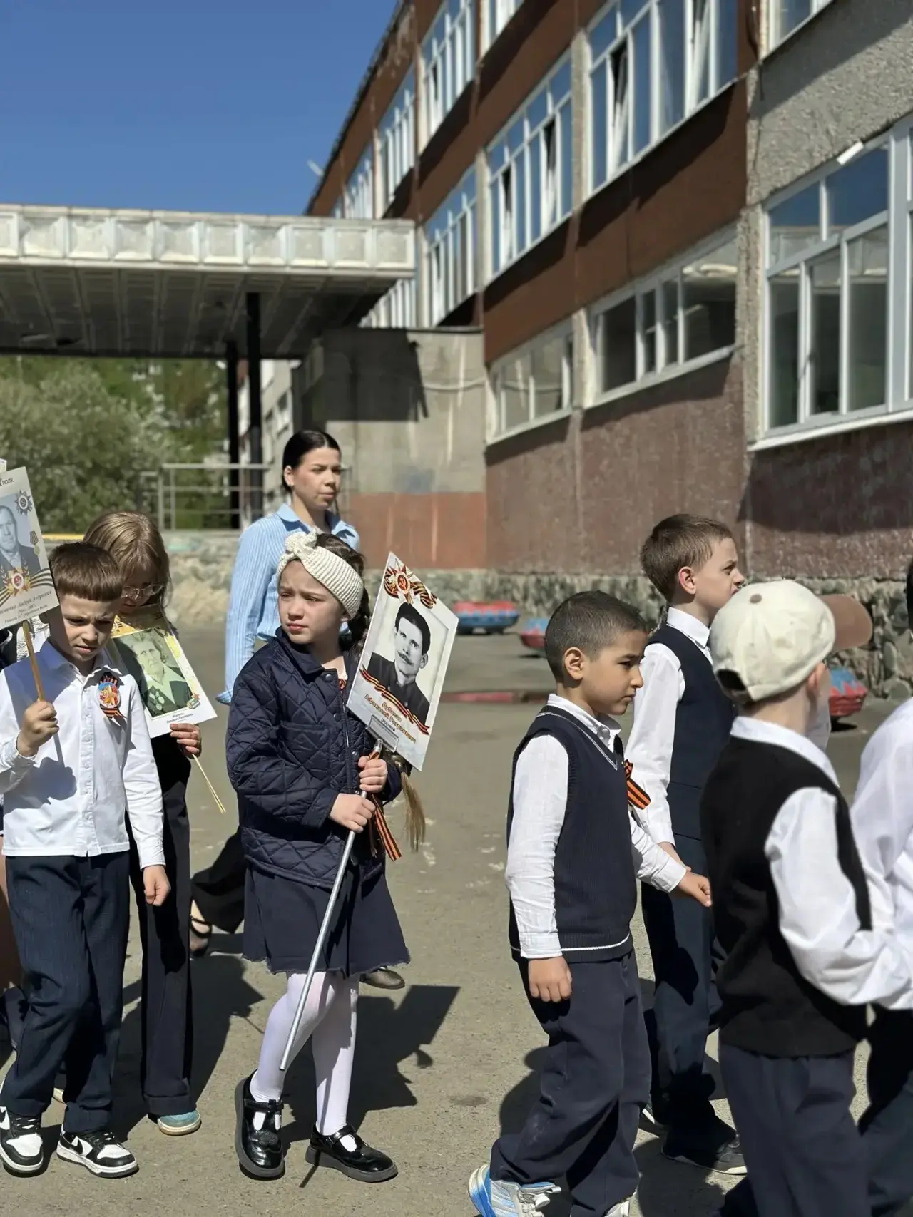 🕯️ Сегодня в нашей школе прошла акция «Бессмертный полк» 🕯️  Наши самые юные ученики — те, кто тольк