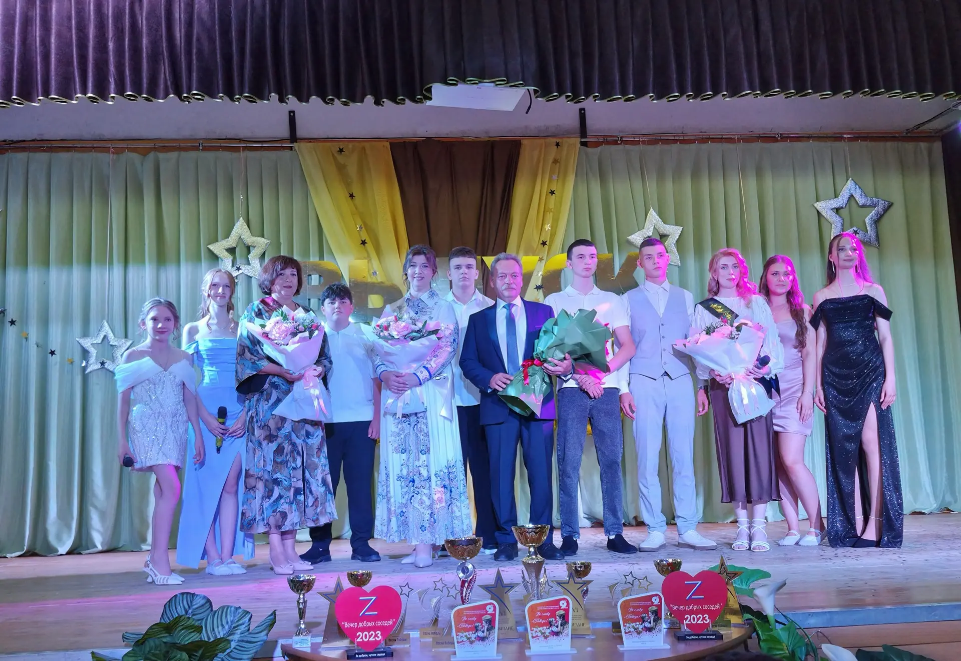 🎓 Выпускной в 9 классе: Аттестаты получены, цели поставлены!

🎉 27 июня в нашей школе прошел выпус
