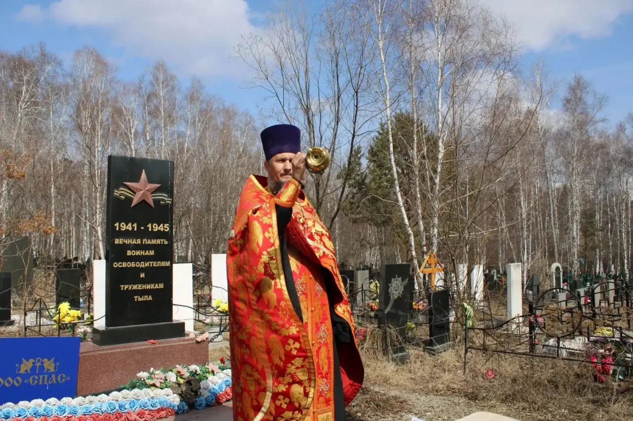 В день Радоницы на Марковском кладбище у обелиска воинам‑освободителям Великой Отечественной войны б