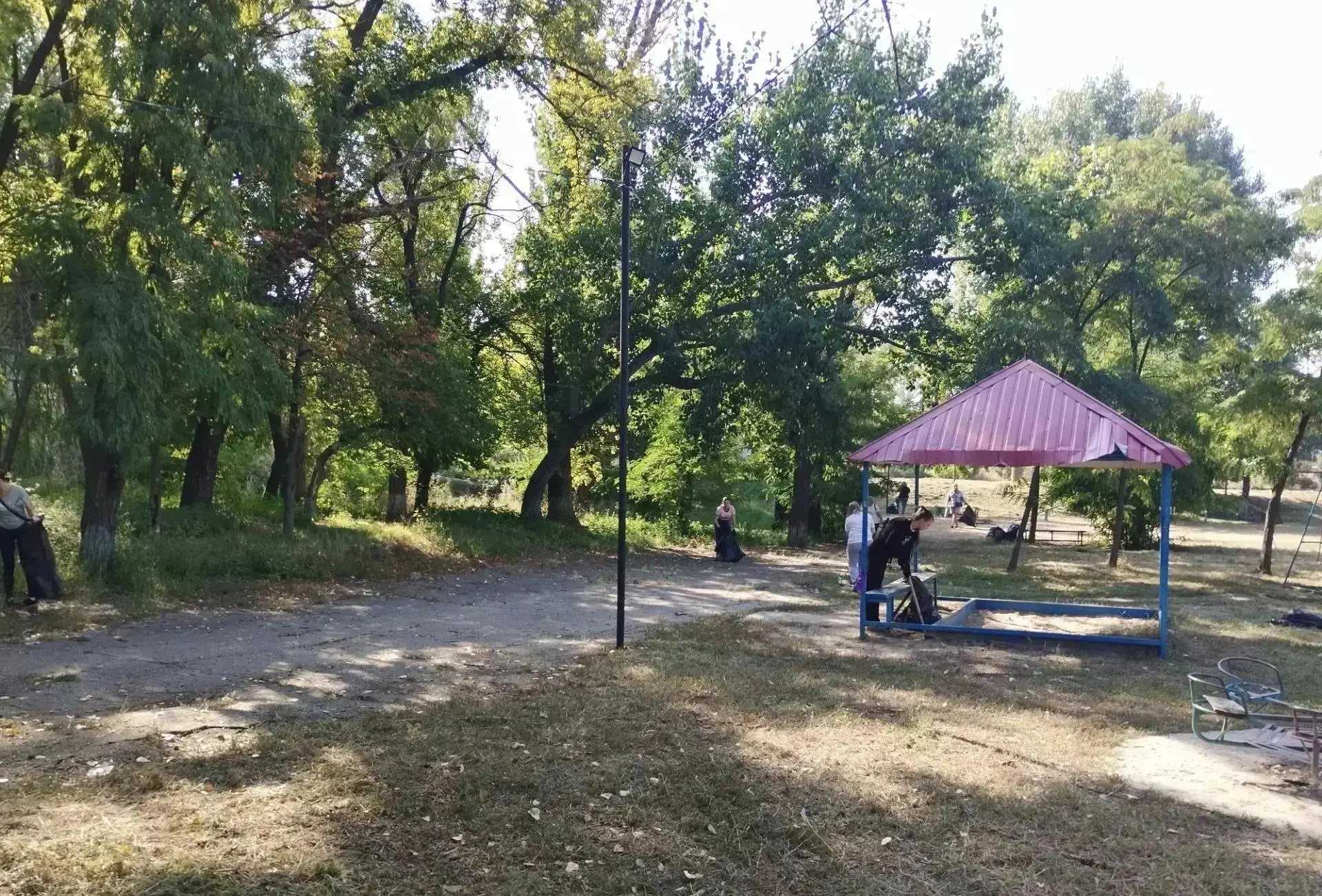 В Луганске привели в порядок территорию парка Воронова, сообщили в городской администра...