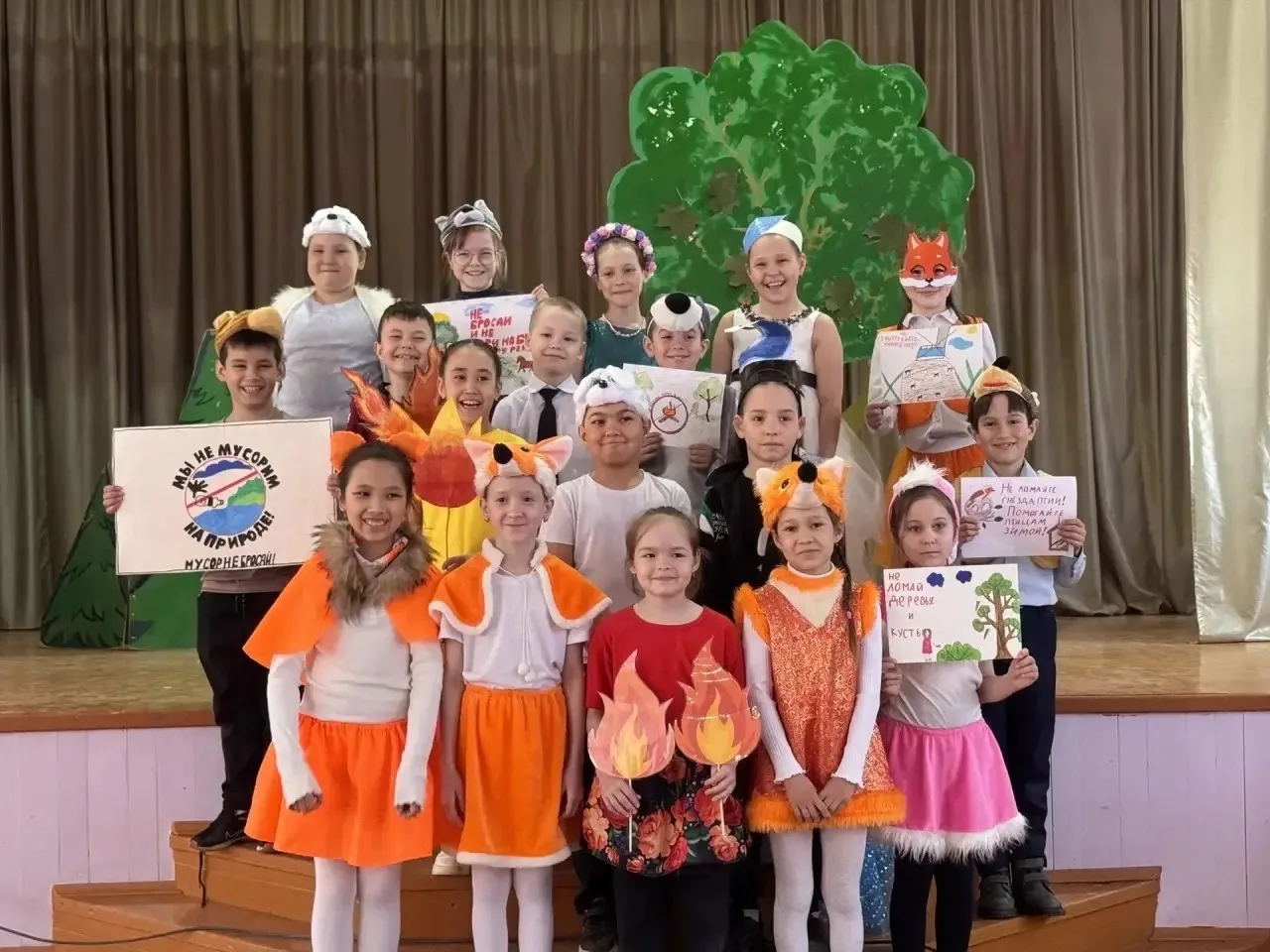 🌿🎭 Экология на сцене: 2А класс выступил с премьерой!  В рамках экологической недели сегодня в актово