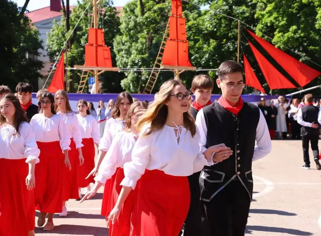 🔔В Пятигорске для выпускников прозвенел последний звонок  Во всех школах Пятигорска состоялись торже