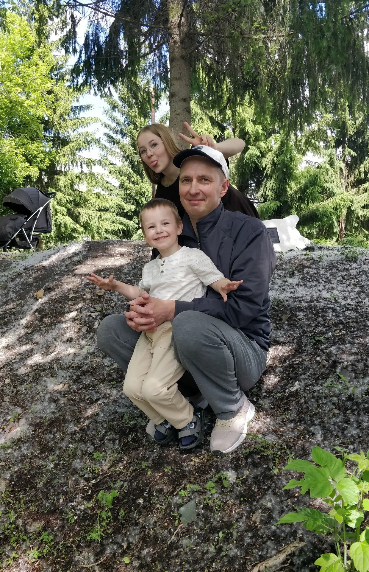 Вчера отлично погуляли 😍  

Олеся у нас гостит сейчас у бабушки в Челябинске. А Лена гуляла с подру
