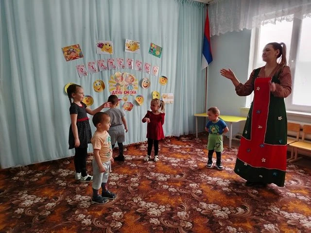 Первое апреля наступает!
Светятся улыбки там и тут,
Добрых шуток люди ожидают
И веселых розыгрышей ж