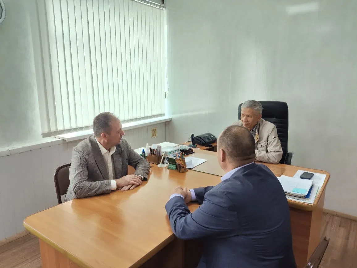 На встрече с руководителями сельхозпредприятий Глава Усть-Таркского района Д.Б. Шиберт ...
