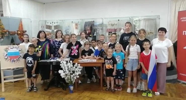 Ко Дню России  в музее прошла тематическая программа .  Сотрудники музея  познакомили активистов Дви