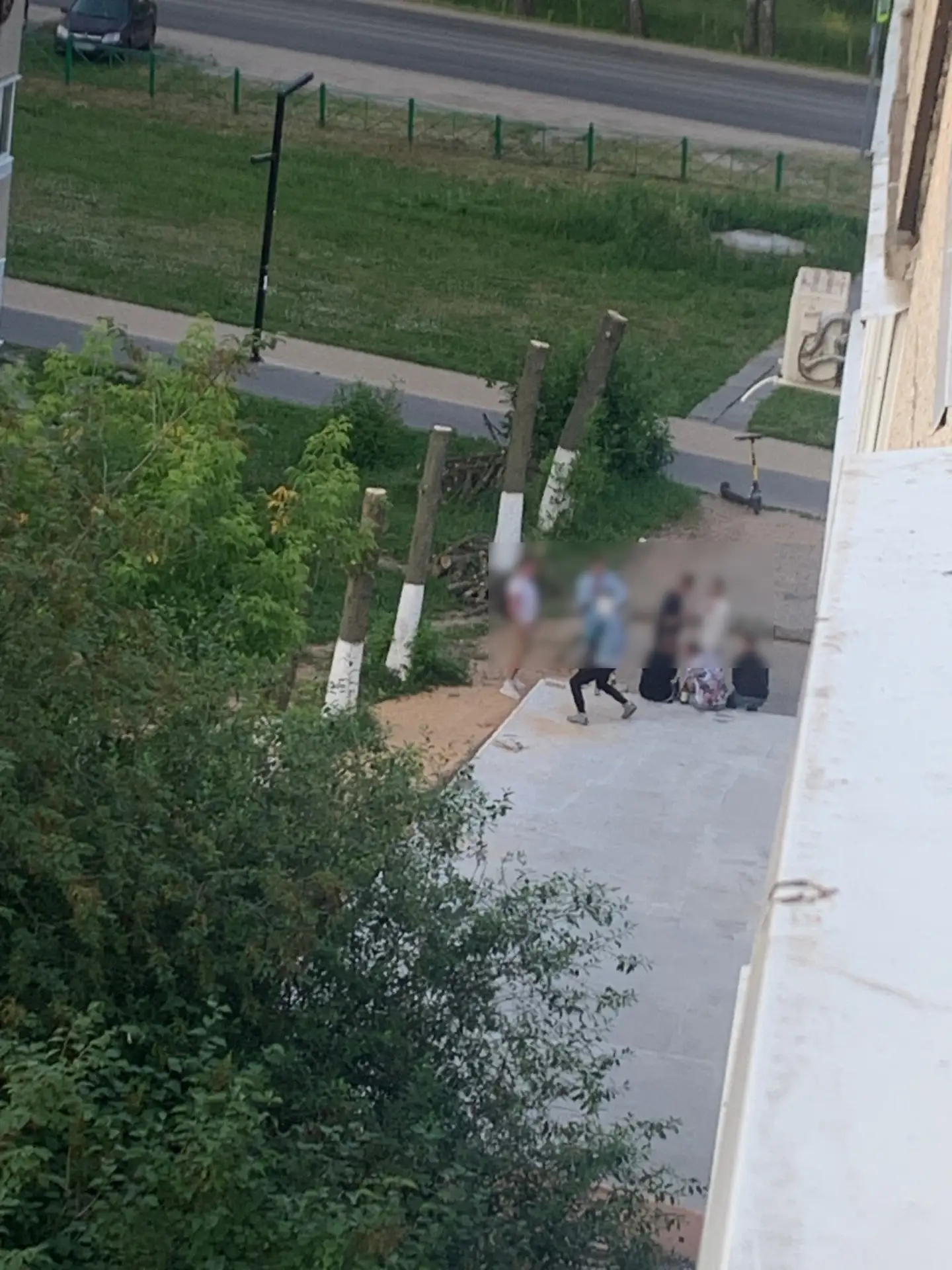 "10-й Пятилетки, 40. 4:10 утра. Эти вурдалаки теперь сидят не в "Дорожном", а на площадке пристроя. 