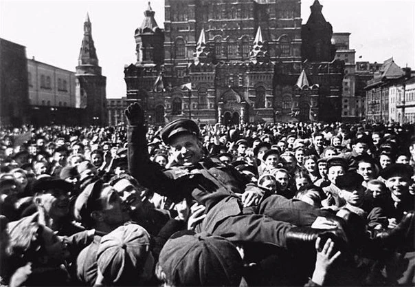 В ночь на 9 мая 1945 года люди не спали. В 2 часа ночи по радио объявили, что будет передано важное 
