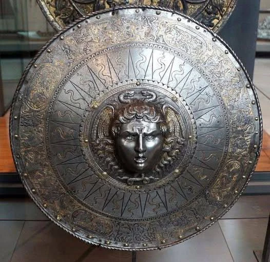 Великолепная голова "Медузы" на умбоне  щита в Ронделле, Милан 1570-1580, выставлен  в ...