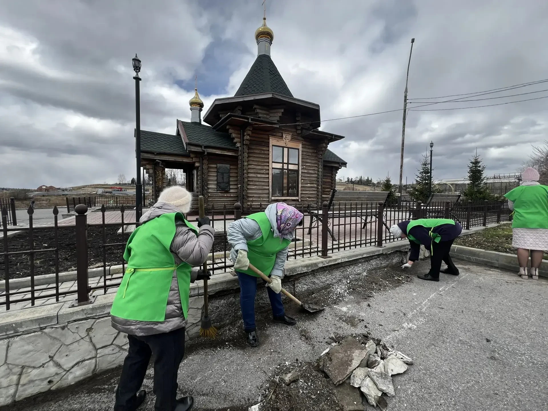 Порядок в центре внимания.  Провел рабочее совещание по подготовке к предстоящему субботнику и празд