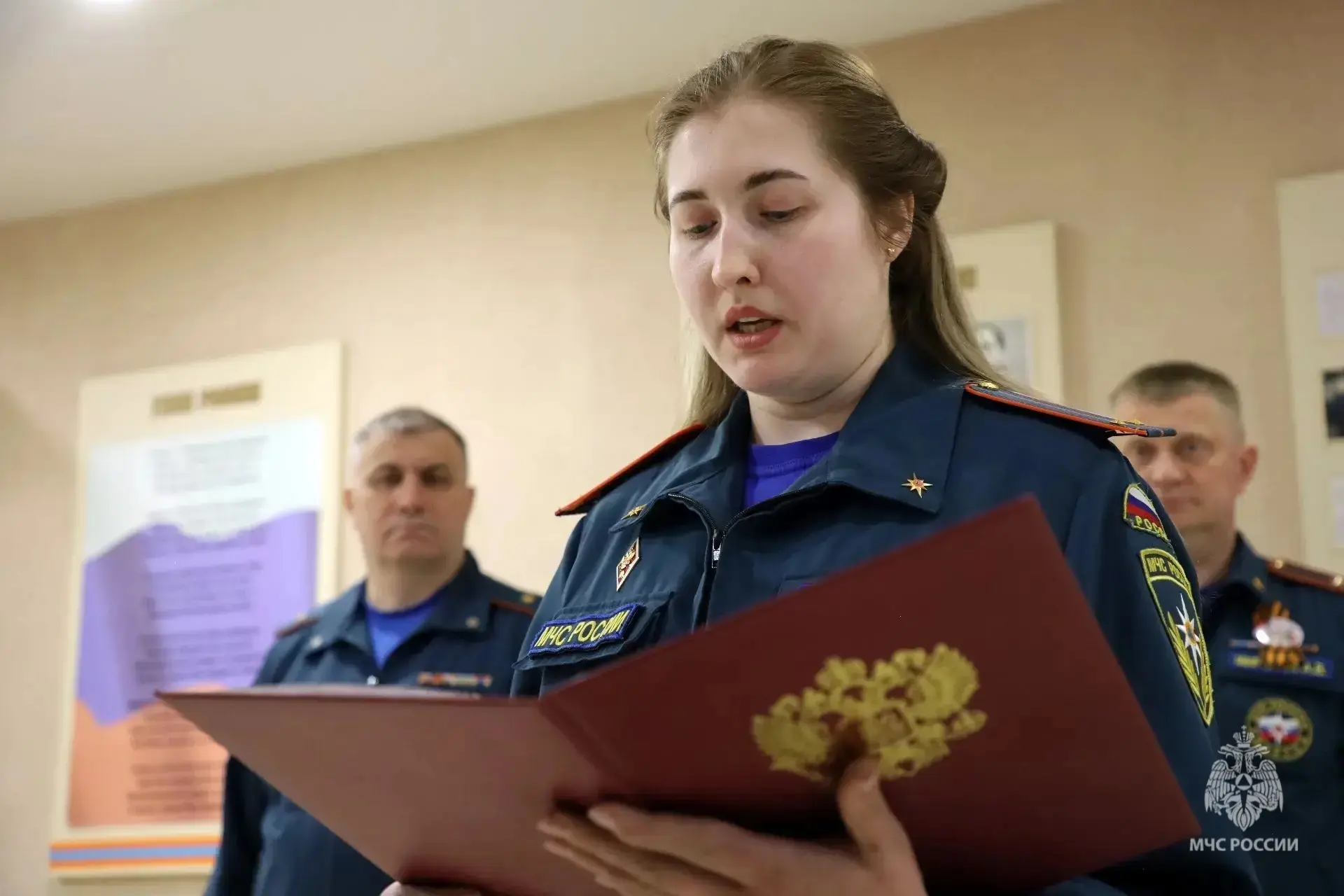 🇷🇺 В Саратове состоялась торжественная церемония приведения к присяге сотрудников МЧС России  Присяг