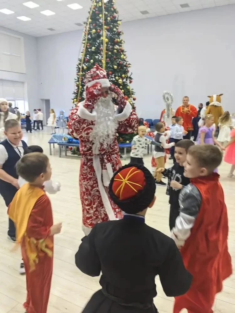 18 и 19 декабря 2025 года в нашей школе прошли долгожданные Новогодние ёлки🎄 для ребят 1-4 классов. 