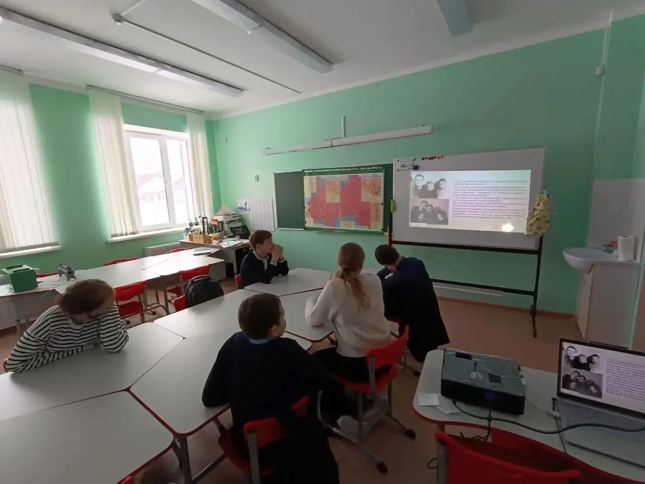 Классный час "Герои с нашей улицы" 
25 февраля с учащимися 5 класса был проведен классный час на тем