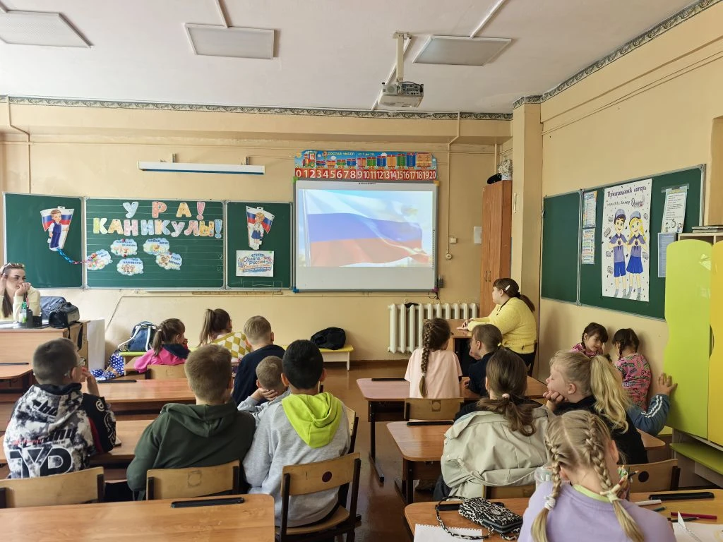 🇷🇺 Маленькие патриоты, большие дела!

Как прошёл день в нашем лагере перед Днём России? Очень насы