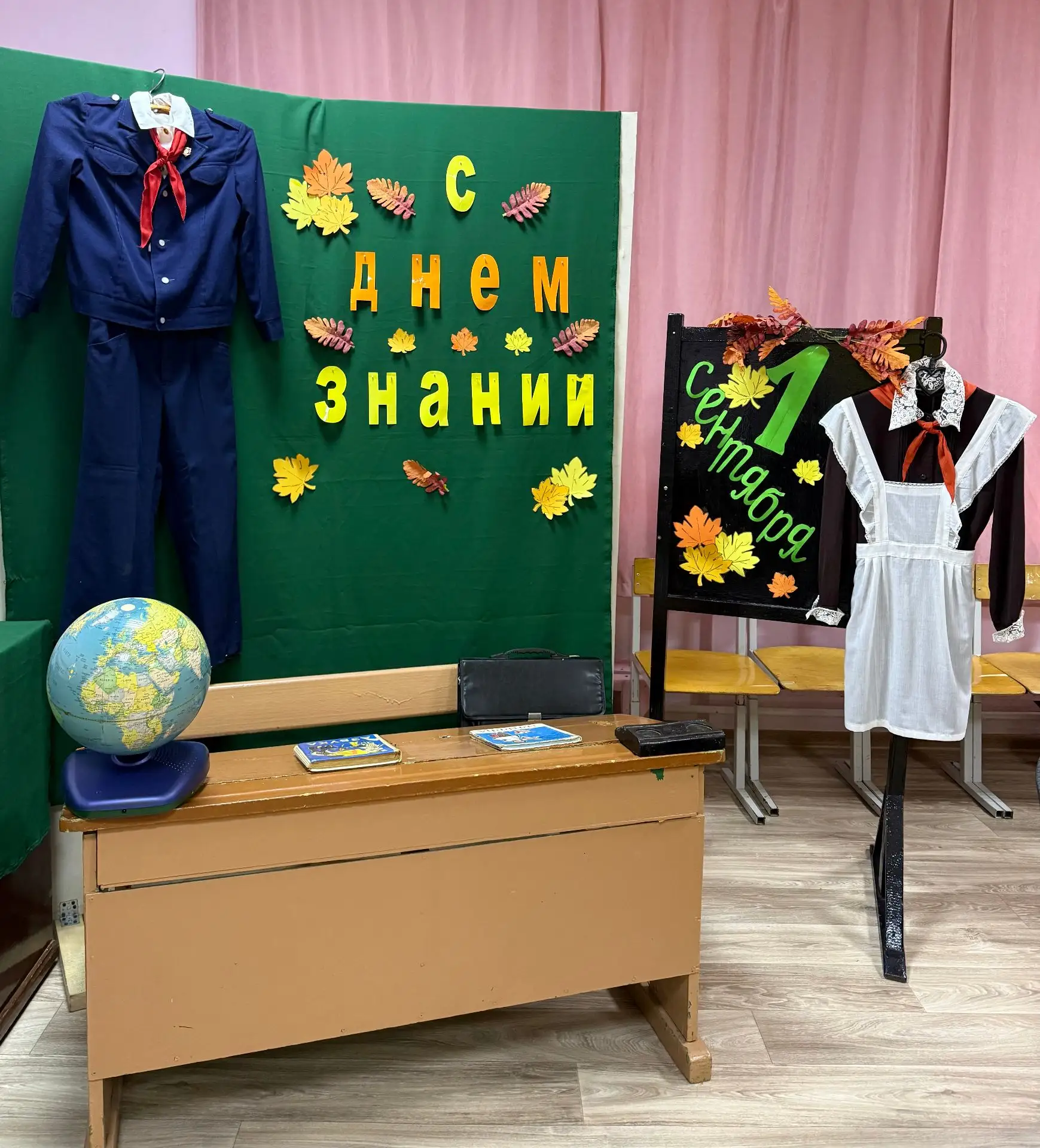 В Параньгинском музее открылась новая выставка «С днём знаний», приуроченная к началу у...