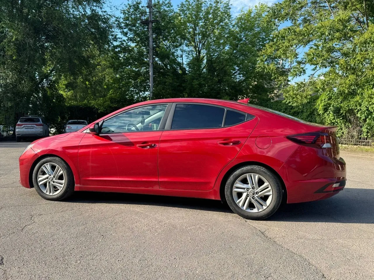 Hyundai Elantra 2.0л. 2018, модельный ряд 2019год.
Машина в хорошем состоянии. Вторая машина в семье
