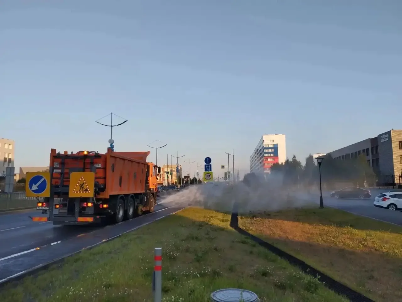 Вечерний полив: спасаем город от жары ☀️

🌱После знойного дня городские подрядчики выходят на ежедн