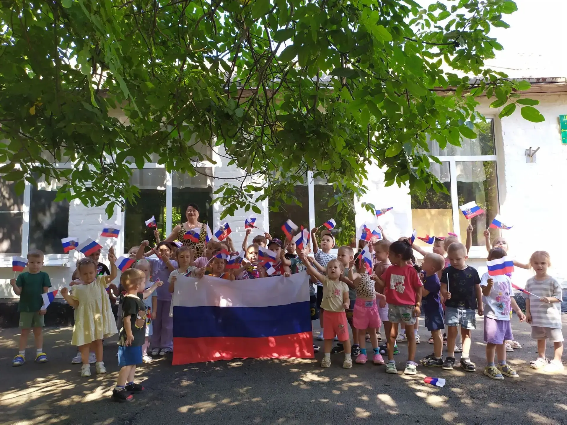 21 августа,накануне праздника "День государственного флага Российской Федерации", работ...