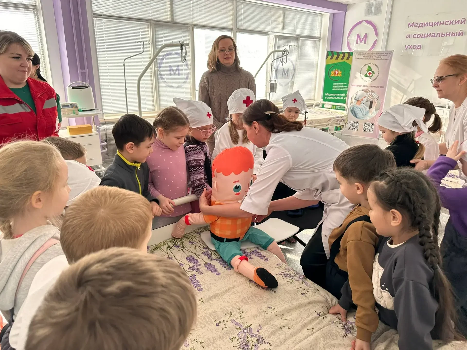 🩺 Любовь к медицине формируем с младых ногтей!  👩‍⚕ Маленькие гости - воспитанники детского сада "Ро