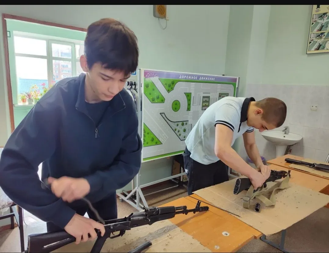 🔥 26 марта в МОУ «Глебовская СОШ» прошёл школьный этап соревнований «Школа безопасности»! 🚒Наши ребя