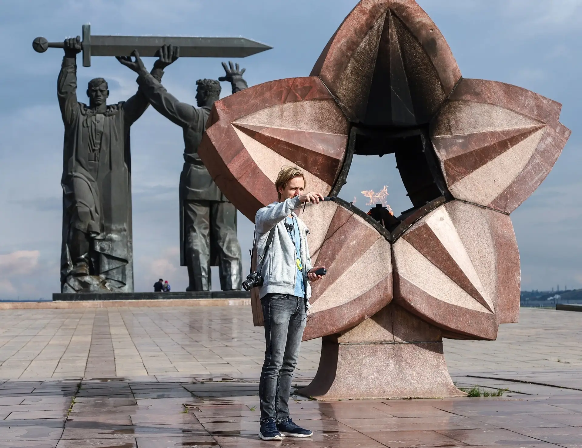 Этот памятник в Магнитогорске показался мне очень мощным и красивым. Но оказалось, что это лишь нача