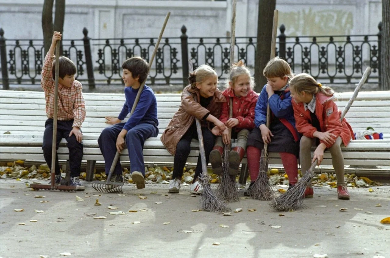 Школьники отдыхают во время субботника. Москва, осень 1983 год.