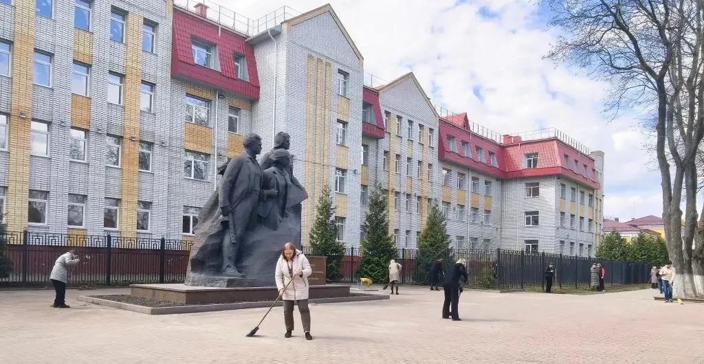 Экологический десант у памятника Трём Героям:  чистота там, где помнят  В рамках экологического меся