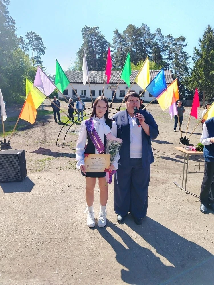 Сегодня в Лесной школе прошел трогательный праздник Последнего звонка