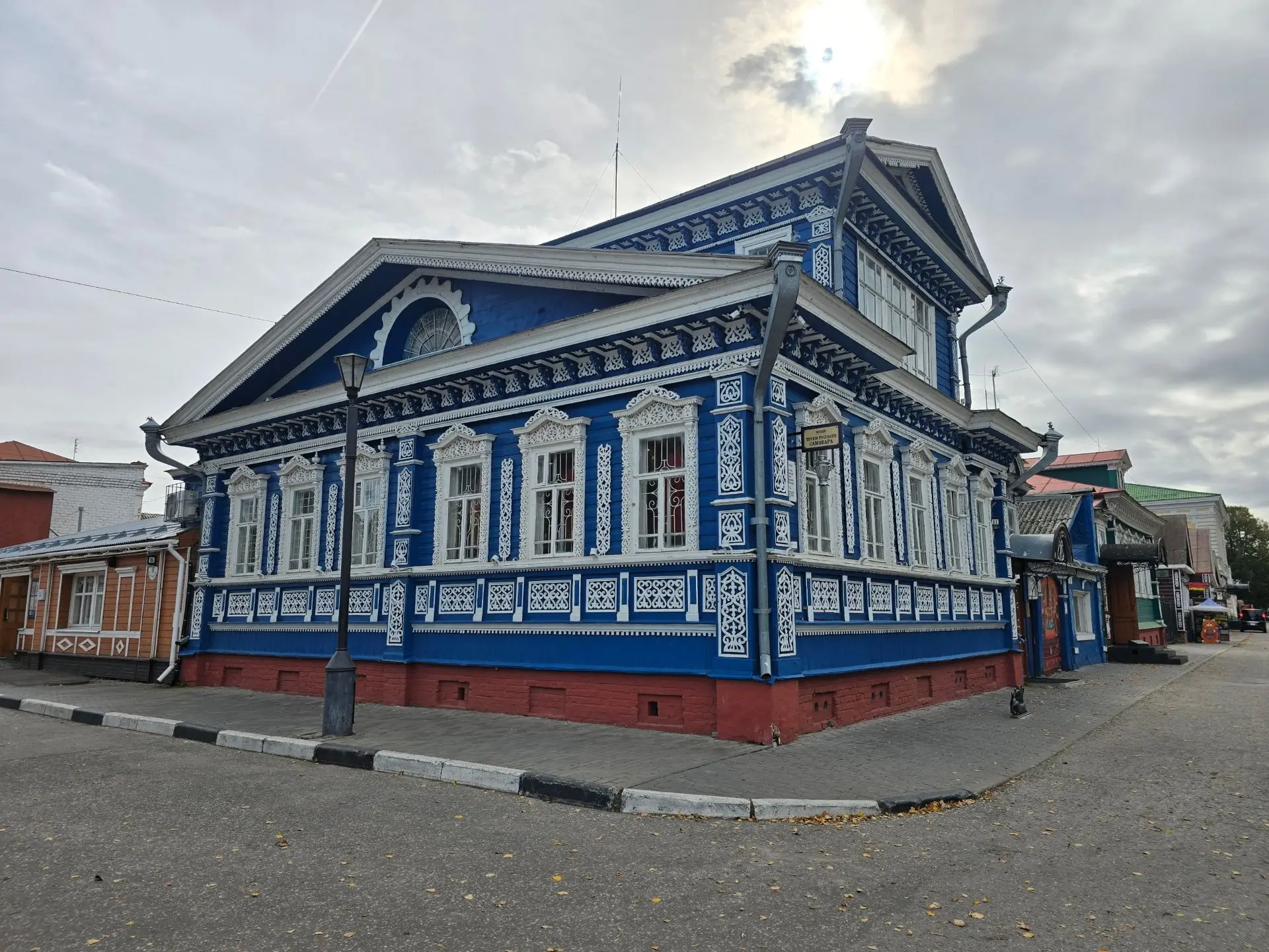 Мне сказали, что Городец славится своими деревянными домами и резьбой по дереву.
