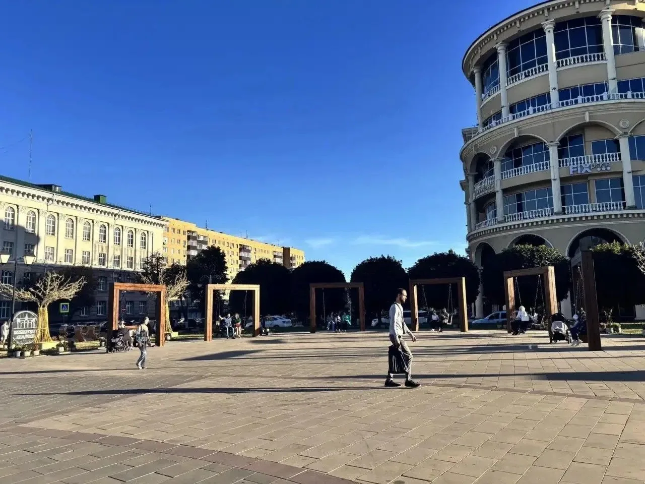 ✔️ На Театральной площади в Курске установили шесть новых качелей от мастера из Обояни,...