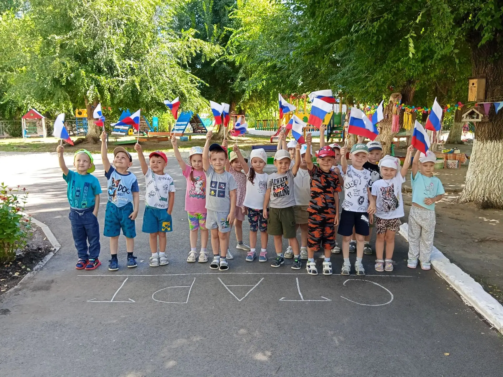 Воспитанники старшей и подготовительной группы приняли участие в забеге с  флагами России.