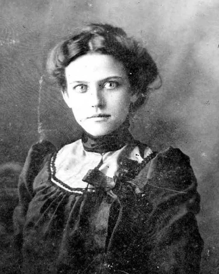 Дама из викторианской эпохи, впервые позирующая для снимка, около 1890 года.

🎞️ фото | история