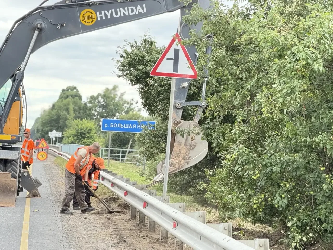 🚜 На автодороге «Москва – Санкт-Петербург» – Бронница – Мшага выполнили комплекс работ по содержани