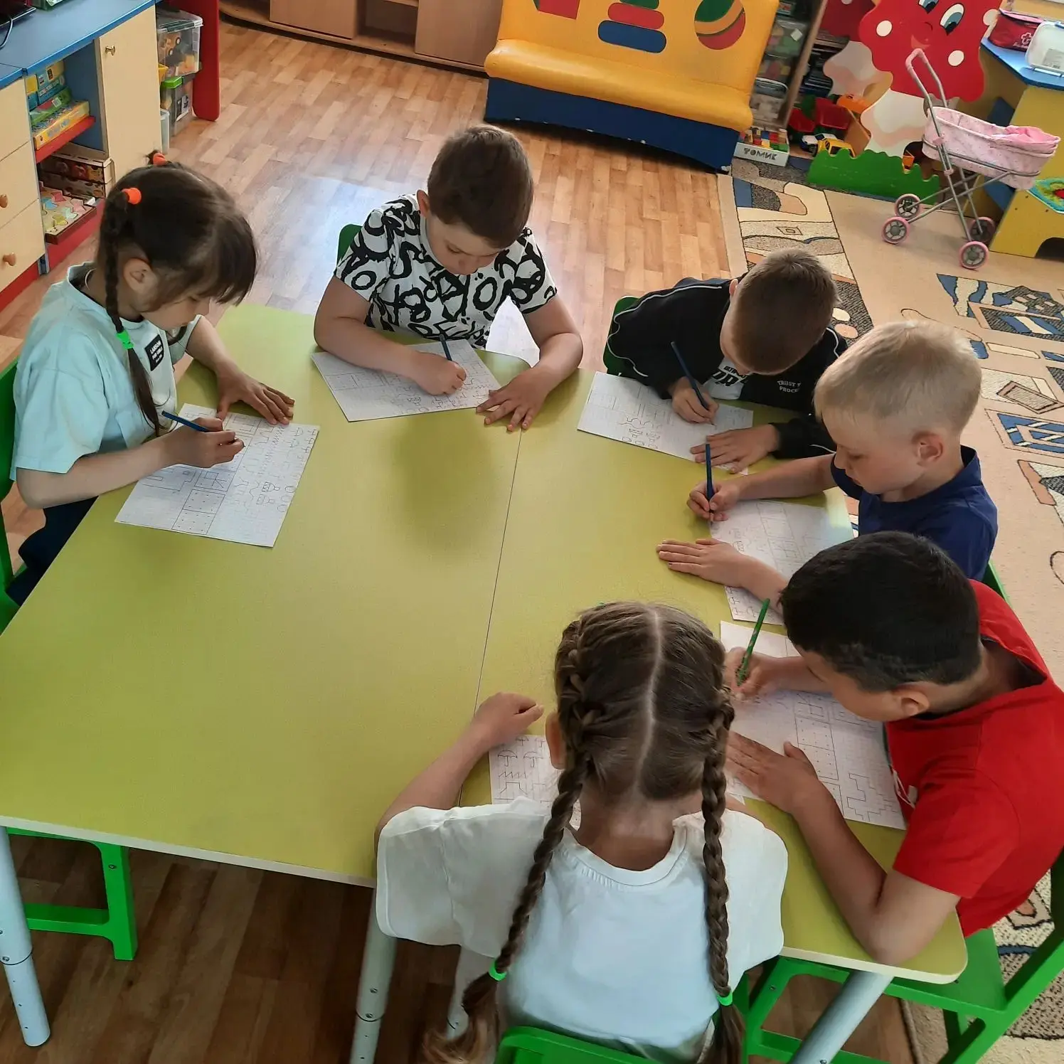 В группе "Ромашка" прошло увлекательное занятие — работа по клеточкам! ✏️
