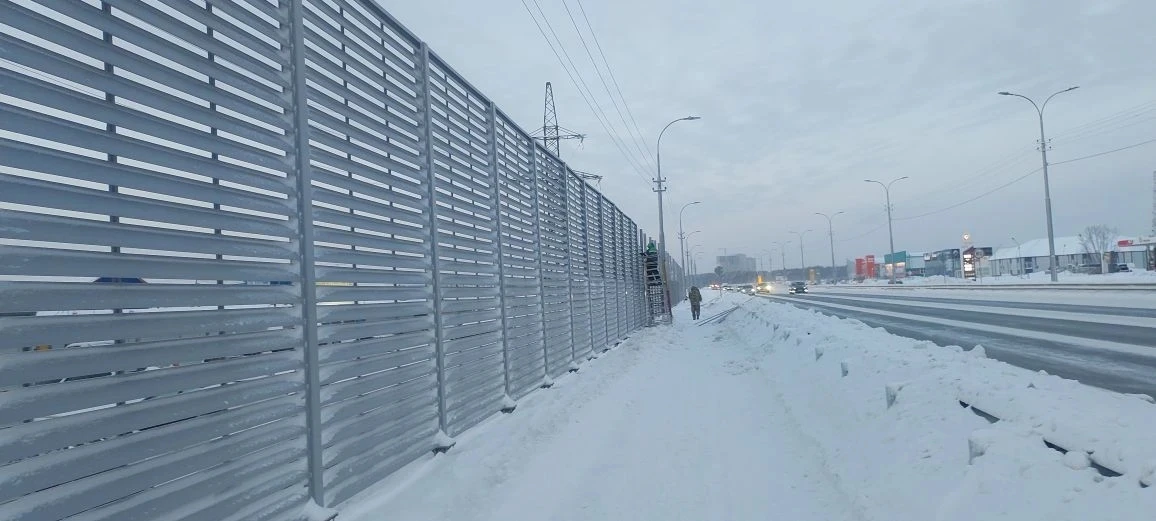 Напоминалочка: в декабре 2025 года под Новый год в Сургуте вдоль трассы появилось вот т...