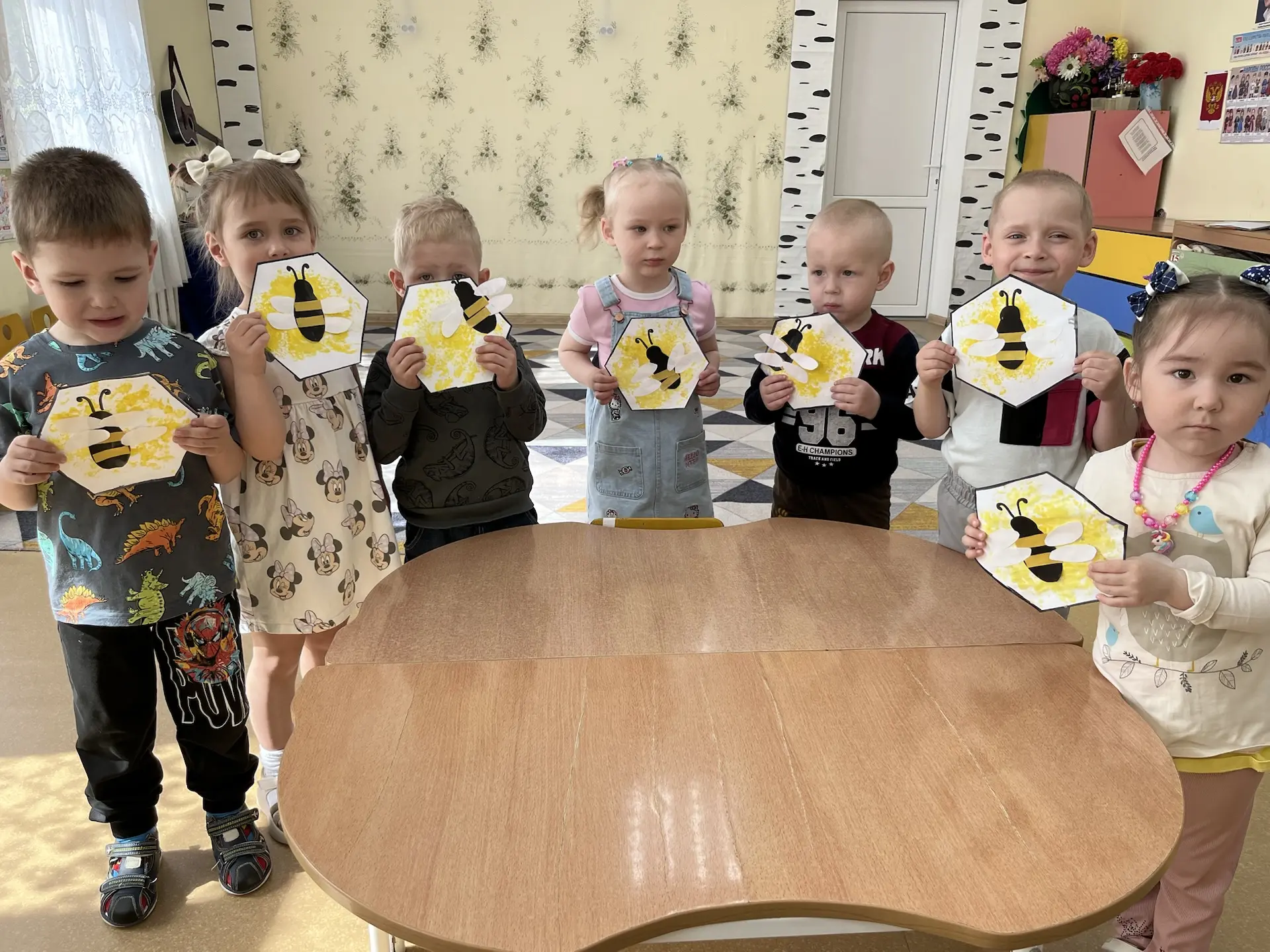 20 мая отмечался Всемирный день пчел, в связи с этим событием в младшей и средней групп...
