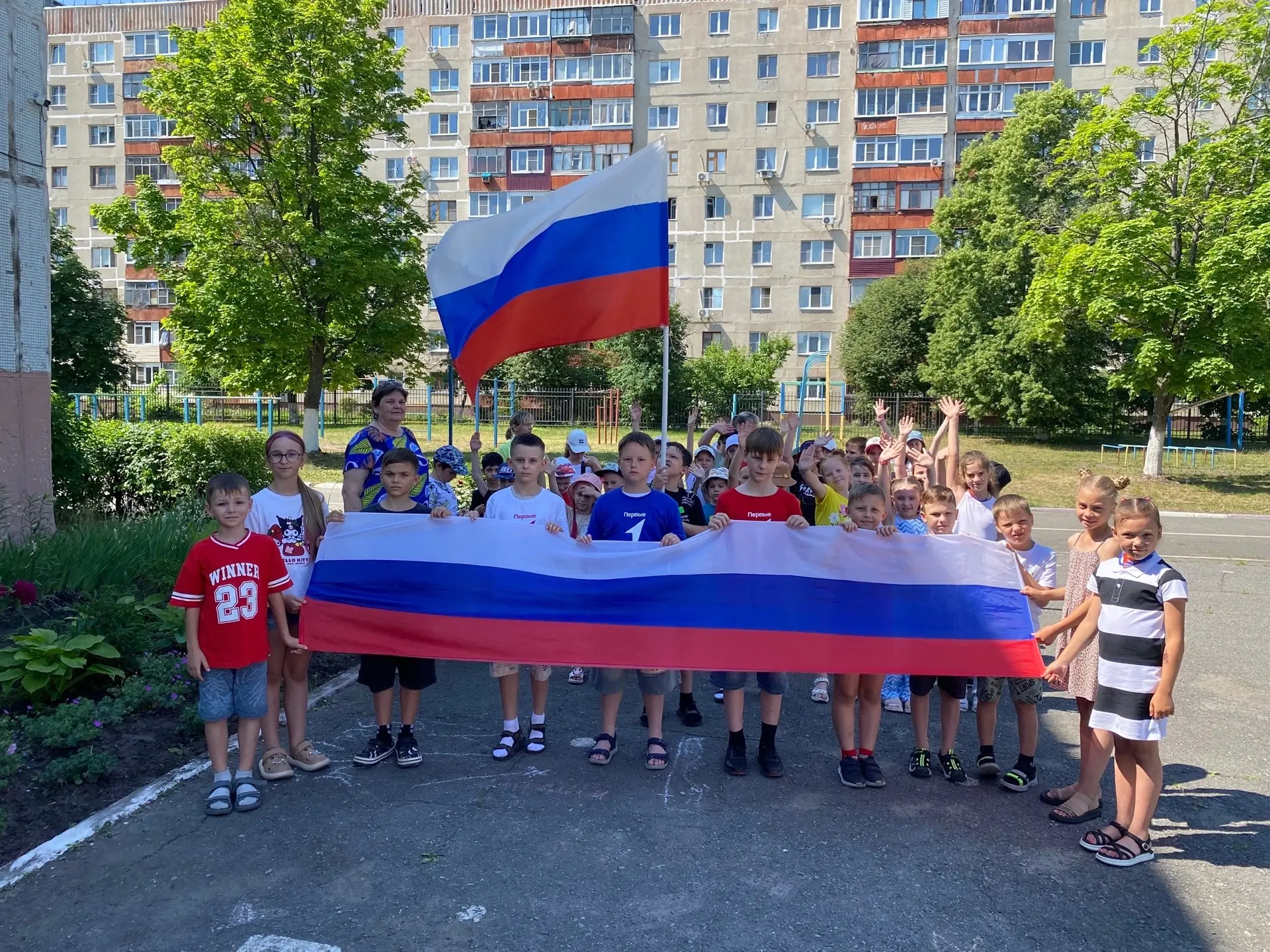 ✅Флешмоб «Моя Россия» в нашей школе🇷🇺

☀️В преддверии Дня России наша школа наполнилась невероятно