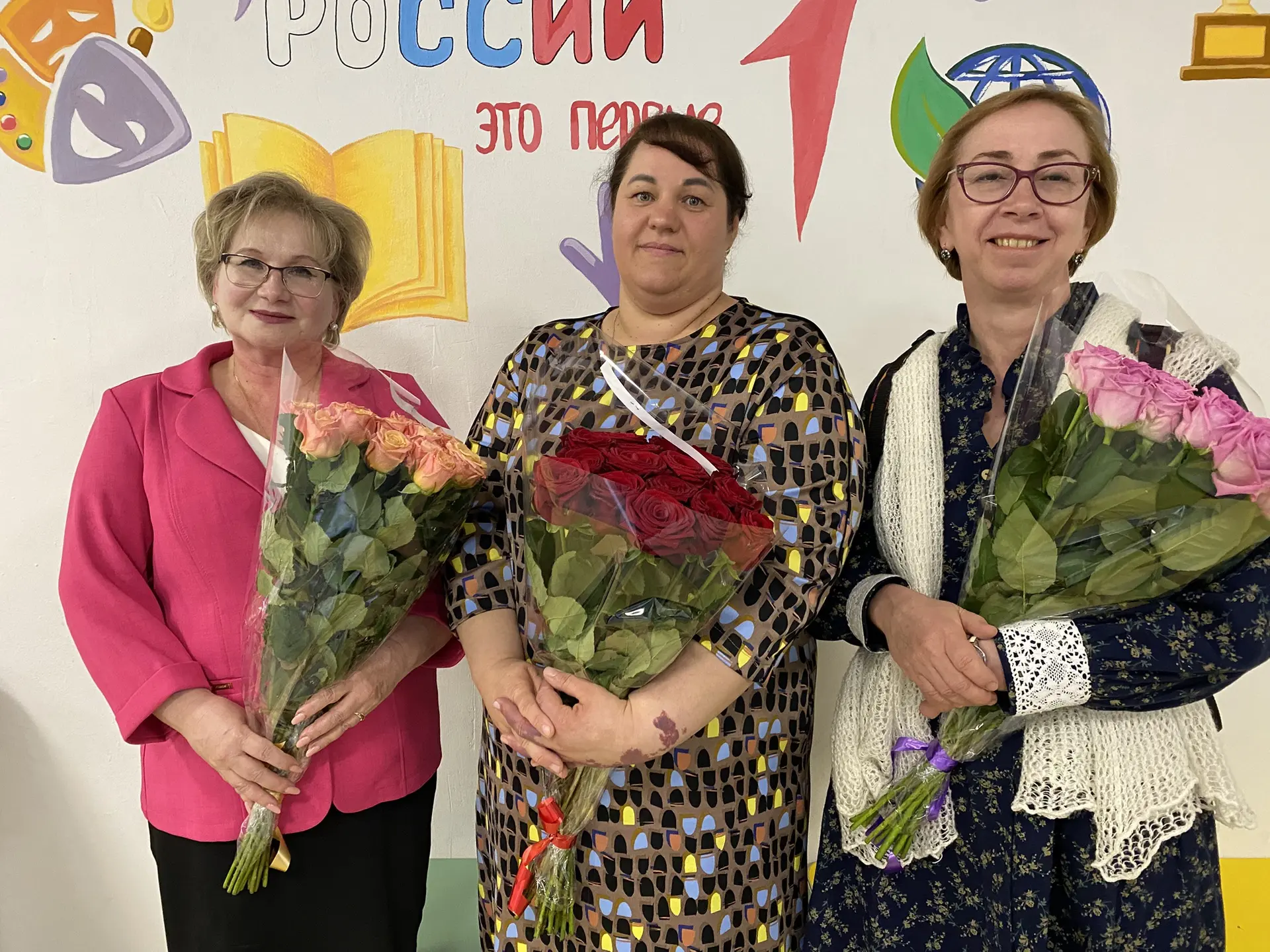 ☀️Завершили этот учебный год ярко  В последний учебный день ребята и учителя пришли в одежде ярких ц