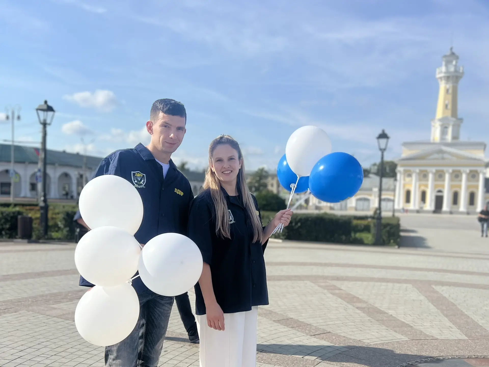 В День знаний молодежь ЛДПР вышла на улицы Костромы с белыми и синими воздушными шарами🎈