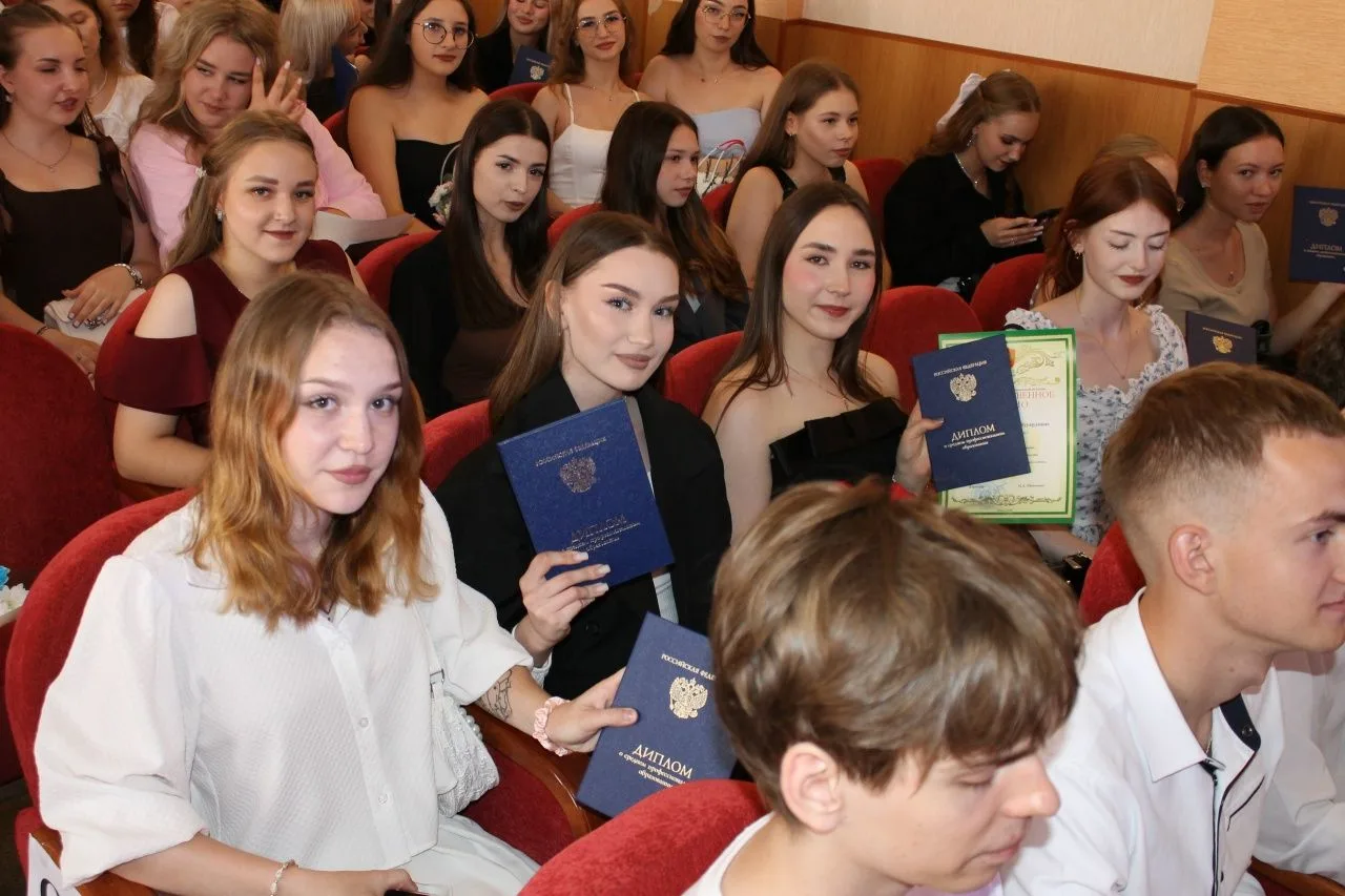 🎉 Выпускной — 25 июня: прощай, студенчество, здравствуй, карьера! 🎉

Этот день был наполнен эмоция